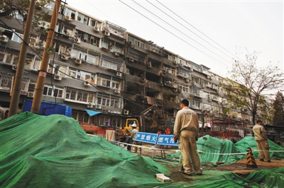 救援人員在現(xiàn)場(chǎng)排查。