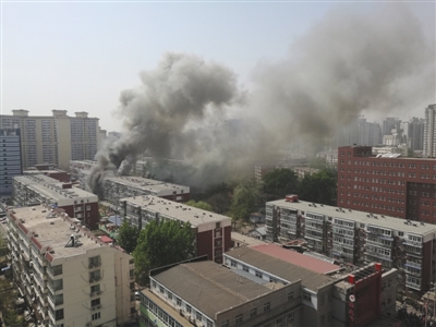 昨日，北京海淀區(qū)紅聯(lián)南村小區(qū)施工工地挖斷燃?xì)夤艿溃斐杀ㄒl(fā)居民樓火災(zāi)，致1死2傷，發(fā)生爆炸起火現(xiàn)場(chǎng)濃煙滾滾。CICPHOTO/總匯 攝