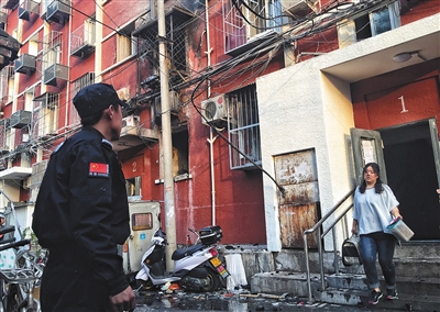 居民整理完家中的貴重物品后從居民樓走出。