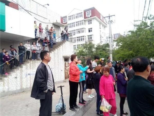 突發(fā)！青島一居民樓發(fā)生爆燃！已造1人死亡，7人受傷！3公里外有震感…