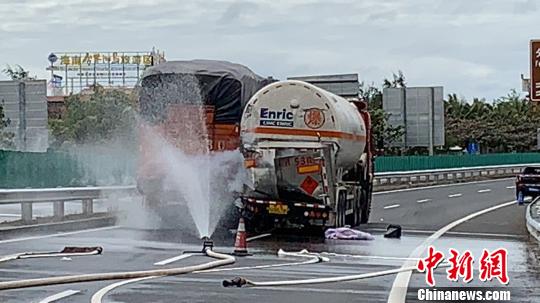 圖為處置現(xiàn)場。王蕾 攝 尹海明 攝