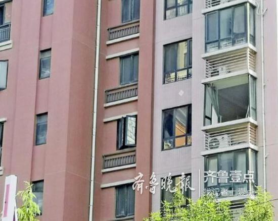 該住戶家的窗戶多處破損。 齊魯晚報(bào)·齊魯壹點(diǎn)記者 時(shí)培磊 攝