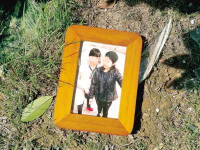 爆炸發(fā)生后，散落在外的物品