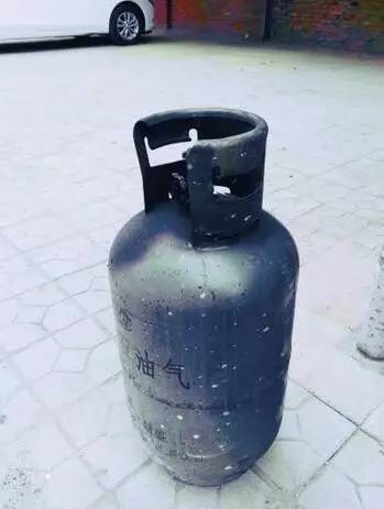 82歲老奶奶家中燃氣罐著火 她淡定把罐子抱到門外
