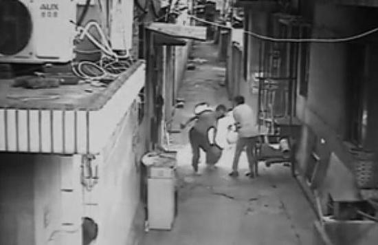 柳兆偉拖著冒火的煤氣瓶往河邊跑。視頻截圖